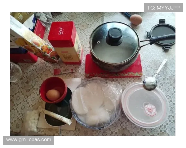 常园家的冰箱里只有鸡胸肉和蛋白粉，连瓶可乐都找不到